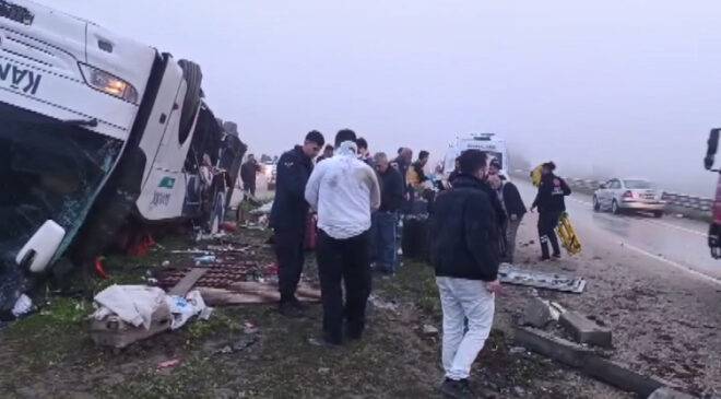Adana’da yolcu otobüsü devrildi: 2 ölü, 23 yaralı