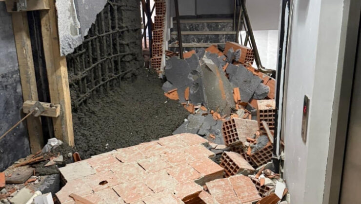 İstanbul'da inşaat sırasında yan binanın duvarı yıkıldı