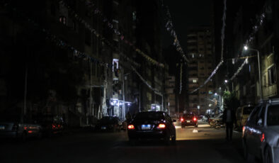 Mısır’da tasarruf önlemleri: Dükkanlar erken kapandı, sokaklar karanlığa büründü