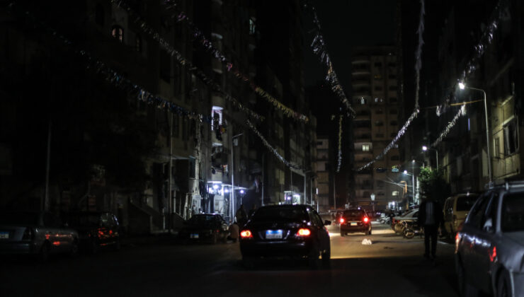 Mısır’da tasarruf önlemleri: Dükkanlar erken kapandı, sokaklar karanlığa büründü