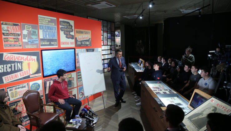 Milli Eğitim Bakanı Tekin lise öğrencilerine ders anlattı