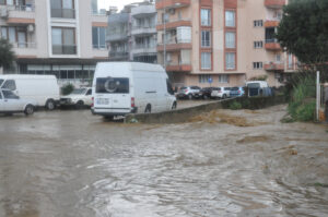 İzmir Ödemiş'te sağanak hayatı olumsuz etkiledi