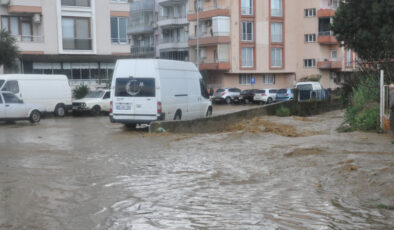 İzmir Ödemiş’te sağanak hayatı olumsuz etkiledi