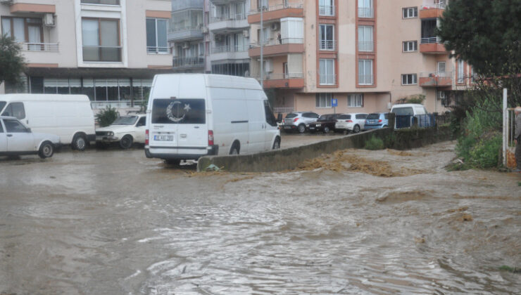 İzmir Ödemiş’te sağanak hayatı olumsuz etkiledi