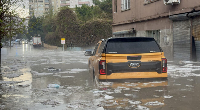 Adana’da sağanak ve dolu hayatı olumsuz etkiledi
