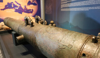 Gemi sökümünde ele geçirilen tarihi gemi topu İzmir'de görücüye çıktı