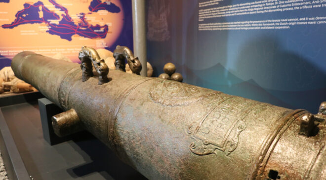 Gemi sökümünde ele geçirilen tarihi gemi topu İzmir'de görücüye çıktı