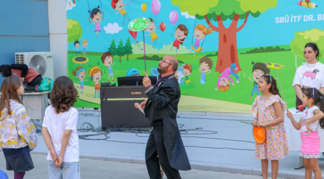 Hastanede tedavi gören çocuklara “23 Nisan” sürprizi