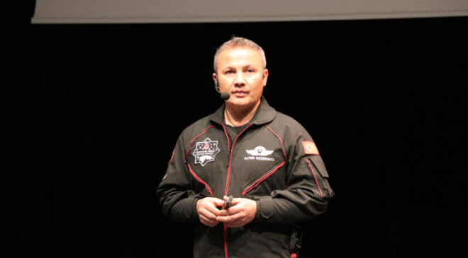 Türkiye'nin ilk astronotu Gezeravcı öğrencilerle buluştu