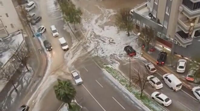 Adana’da sağanak: Yollar göle döndü, araçlar mahsur kaldı