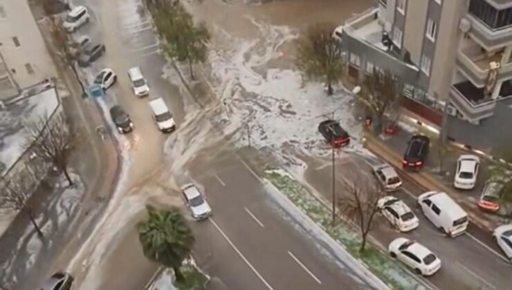 Adana’da sağanak: Yollar göle döndü, araçlar mahsur kaldı