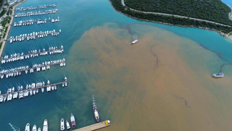Antalya’da sağanak sonrası denizin rengi kahverengiye döndü
