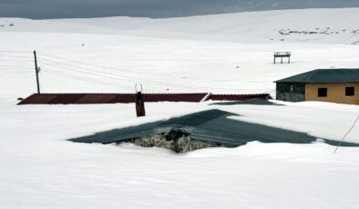 Ardahan’da yayla evleri kar altında kaldı