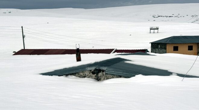 Ardahan’da yayla evleri kar altında kaldı