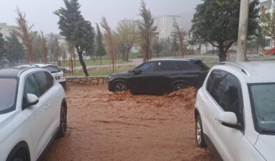 Silvan’da sağanak sele dönüştü