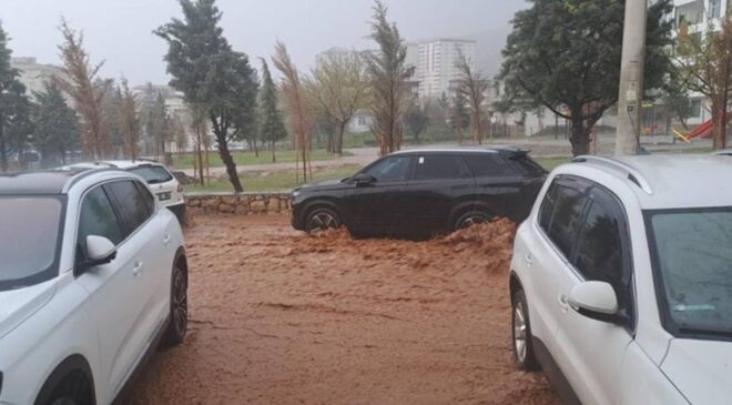 Silvan’da sağanak sele dönüştü