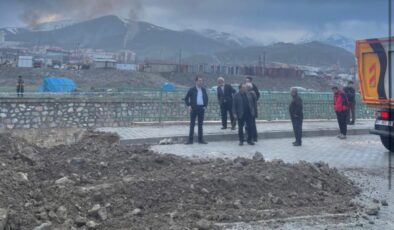 Yüksekova’da dere taştı, duvar çöktü, tehlike büyüyor