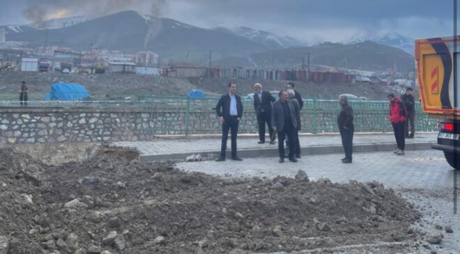 Yüksekova’da dere taştı, duvar çöktü, tehlike büyüyor