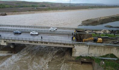 Batman Çayı taştı, köprü bağlantısı çöktü
