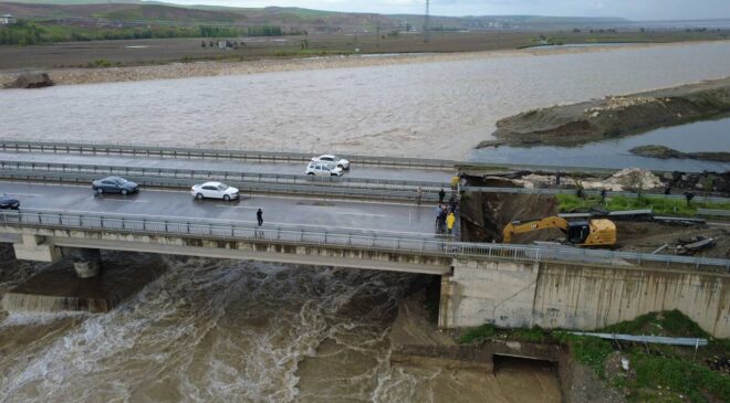 Batman Çayı taştı, köprü bağlantısı çöktü
