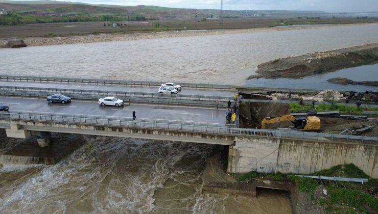 Batman Çayı taştı, köprü bağlantısı çöktü