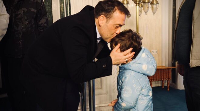 Bilecik Valisi Sözer bayram sabahını çocuklarla geçirdi