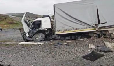 Bitlis'te otomobil tıra çarptı: 2 ölü, 1 yaralı