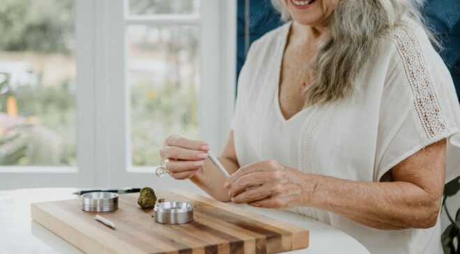 Esrar İçmek Daha Büyük Beyin Hacmi ve Daha Sonra Yaşamda Daha İyi Bilişsel İşlevle Bağlantılıdır