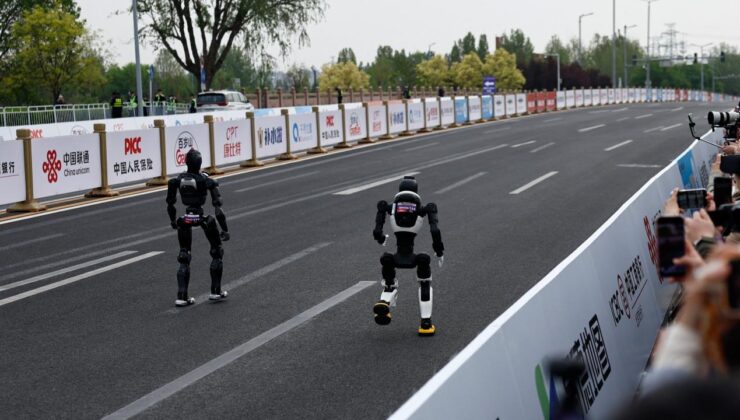 Çin’de insansı robotlar yarı maraton dünya rekorunu kırdı