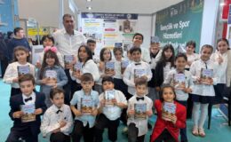 Minik yazarlar kitaplarını deprem bölgesi için imzaladı