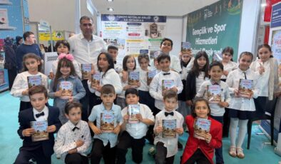 Minik yazarlar kitaplarını deprem bölgesi için imzaladı