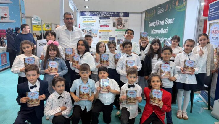 Minik yazarlar kitaplarını deprem bölgesi için imzaladı