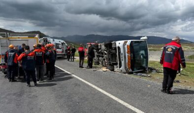 Diyarbakır Bingöl kara yolunda midibüs devrildi: 1 ölü, 11 yaralı