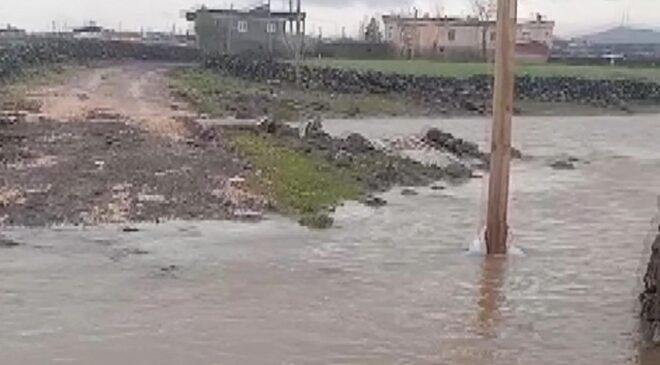 Diyarbakır’da sağanak: Dere taştı, yol göle döndü