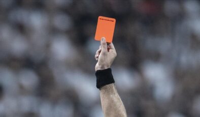 Ağzını kapatarak ayrımcılık yapan futbolcuya kırmızı kart