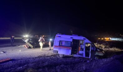 Erzurum'da ambulans ile traktör çarpıştı