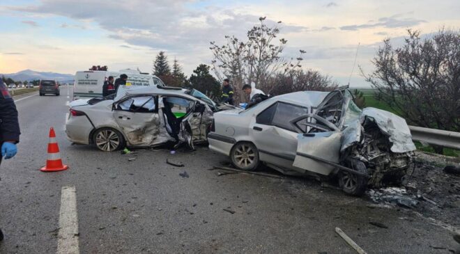 Eskişehir’de iki otomobil çarpıştı: 4 ölü, 2 kişi yaralı