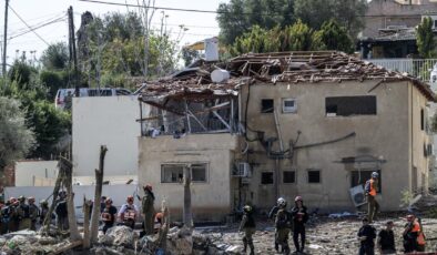 İsrail’in merkezindeki Beyt Şemeş yakınlarına isabet eden İran füzesi nedeniyle 3 kişi yaralandı