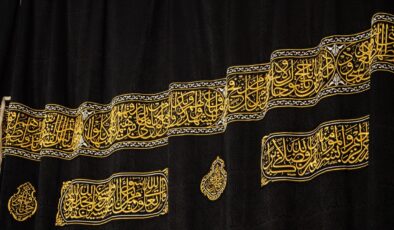 Kabe’nin örtüsü, her yıl hac mevsiminde yapılan uygulama kapsamında 3 metre yukarı kaldırıldı