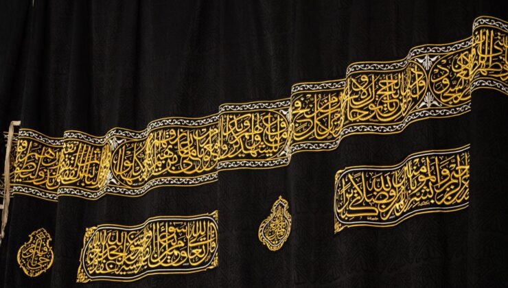 Kabe’nin örtüsü, her yıl hac mevsiminde yapılan uygulama kapsamında 3 metre yukarı kaldırıldı