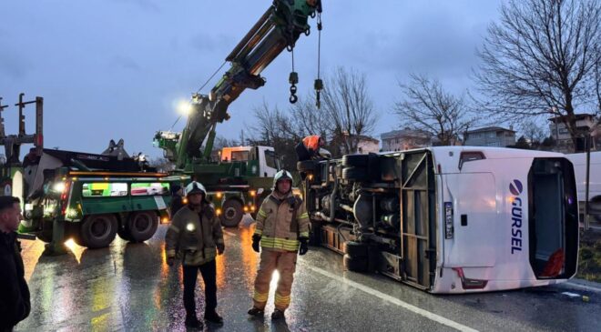 Büyükçekmece’de servis aracı devrildi: 1 ölü, 9 yaralı