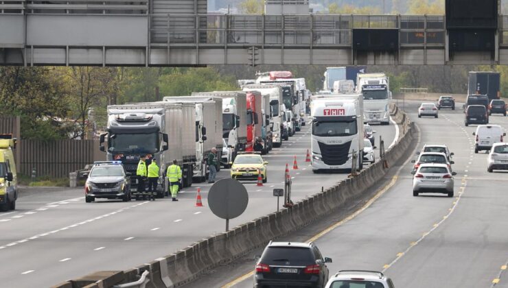 Fransa’da kamyon şoförleri, artan akaryakıt fiyatlarını protesto etti