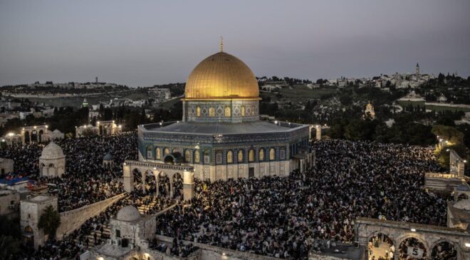 Mescid-i Aksa 41 gün sonra ibadete açıldı