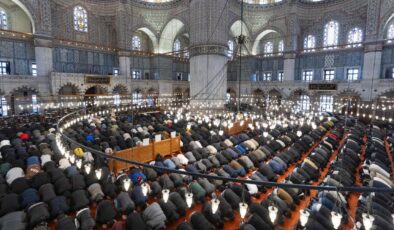 Bayramın ilk günü kılınan cuma namazında camiler doldu