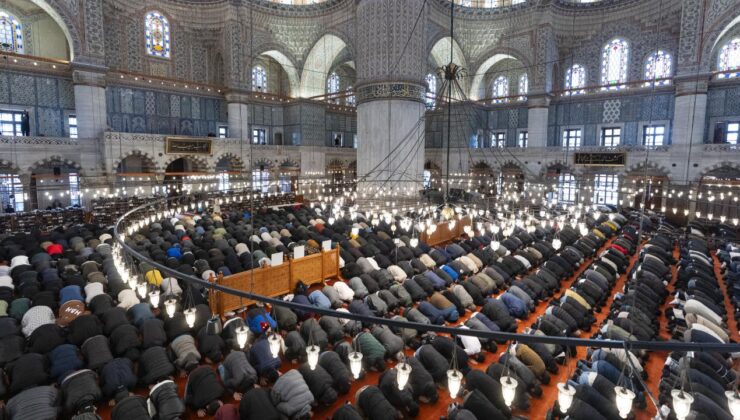 Bayramın ilk günü kılınan cuma namazında camiler doldu