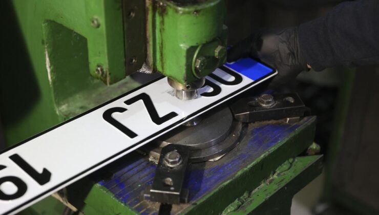 Standartlara aykırı basılan plakalar ücretsiz değiştirilecek