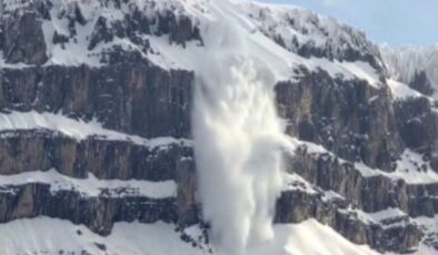 Şırnak’ta dağdan kopan kar kütleleri şelaleye dönüştü