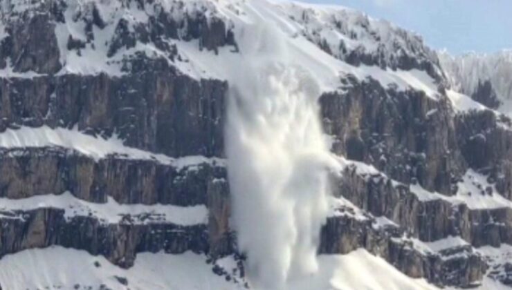 Şırnak’ta dağdan kopan kar kütleleri şelaleye dönüştü