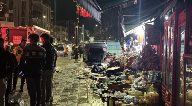 Sivas'ta devrilen otomobil 2 iş yerine çarparak hasara neden oldu