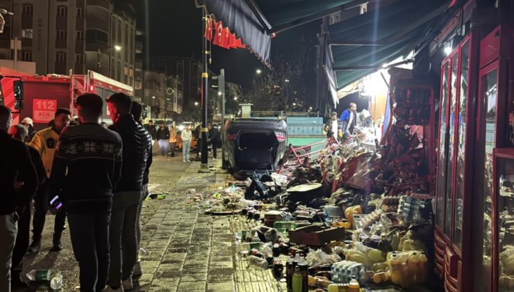 Sivas'ta devrilen otomobil 2 iş yerine çarparak hasara neden oldu